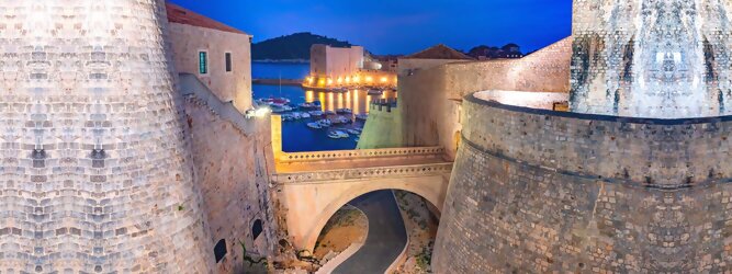 Trip Nordmazedonien Stadt Urlaub - Dubrovnik - Einen Wahnsinns Panoramablick hat man von Dubrovniks Hausberg Srd. Empor geht’s ganz easy und entspannt, minutenschnell mit der Luftseilbahn. Für begeisterte GOT-Fans empfiehlt sich die speziell geführte Game-of-Thrones-Tour zu den bekanntesten Drehorten und Schauplätzen der erfolgreichen Kultserie, der Eiserne Thron ist auf der kleinen idyllischen Insel Lokrum zu bestaunen. Die beliebtesten Orte für Dubrovnik Ferien, locken mit besten Angebote für Hotels und Ferienunterkünfte mit Werbeaktionen, Rabatten, Sonderangebote für Dubrovnik Urlaub buchen. Reisedaten eingeben und Hotel Flug Mietwagen Attraktionen Taxis für eine Dubrovnik Reise flexibel buchen. Sollten sich die Pläne ändern, sind viele der Unterkünfte und Zimmer in Dubrovnik kostenfrei stornierbar.