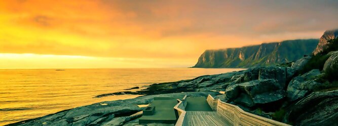 Trip Nordmazedonien Feriendestination Norwegen – Schwindelfrei auf Preikestolen – die spektakuläre Felskanzel erhebt sich als steile Plateauklippe über dem Lysefjord. Die Aussicht über den Fjord ist atemberaubend, schwindelfrei sein ist Voraussetzung. Es lohnt sich auf jeden Fall, schon mitten in der Nacht aufzustehen, um den magischen Moment des überwältigend schönen Sonnenaufgangs mitzuerleben, grandios wie sich die ersten Sonnenstrahlen in den steilen Felswänden verfangen und die Bergmauern zum Leuchten bringen. Dieser Augenblick inspiriert zur Demut und Dankbarkeit. Die beliebtesten Orte für Ferien in Norwegen, locken mit besten Angebote für Hotels und Ferienunterkünfte mit Werbeaktionen, Rabatten, Sonderangebote für Norwegen Urlaub buchen.