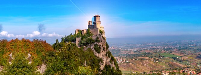 Trip Nordmazedonien Urlaubsdestination - San Marino – Hol ihn dir – den heißbegehrten Einreise-Stempel von San Marino. Nimm deinen Reisepass, besuche die örtliche Tourismusbehörde, hier wird die kleine Trophäe in dein Reisedokument gestempelt, es sieht gut aus und ist eine supertolle Urlaubserinnerung. Dieses neue Trendy-Reiselust-Souvenir passt ausgezeichnet zu den anderen außergewöhnlichen Stempeln deiner vergangenen Reisen. San Marino ist ein sehr interessanter Zwergstaat, eine Enklave, vollständig von Italien umgeben, eine der ältesten bestehenden Republiken und eines der reichsten Länder der Welt. Die beliebtesten Orte für Ferien in San Marino, locken mit besten Angebote für Hotels und Ferienunterkünfte mit Werbeaktionen, Rabatten, Sonderangebote für San Marino Urlaub buchen.